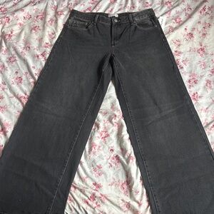 Low-rise baggy jeans